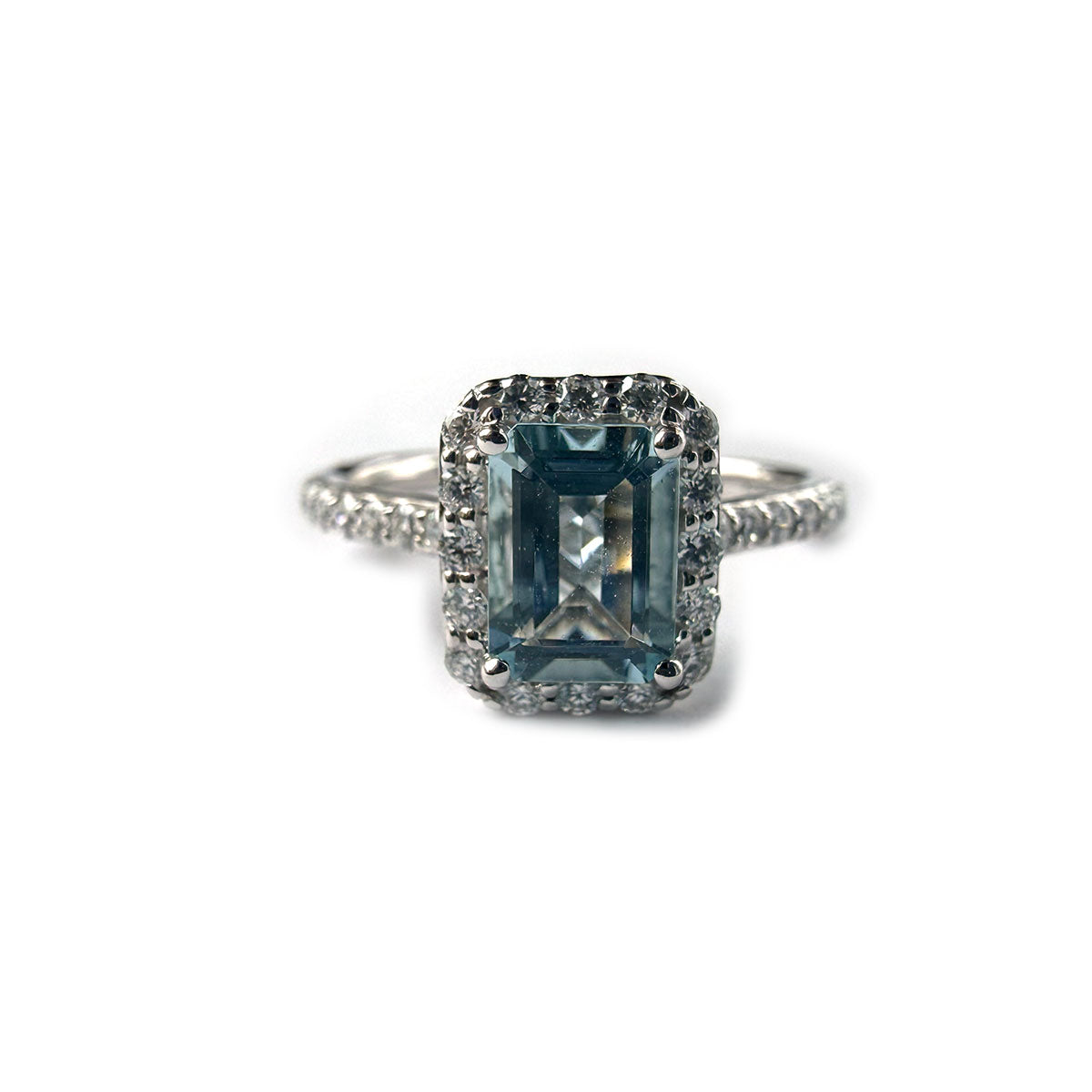 Anillo en oro blanco 14K con aquamarina corte esmeralda y halo de diamantes 0.35ctw