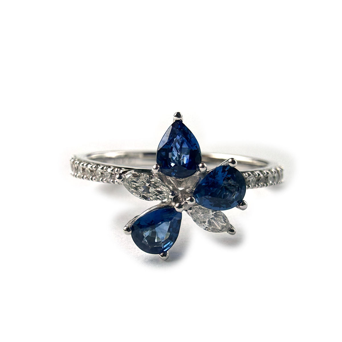 Anillo en oro blanco 14K con cluster de zafiros y diamantes 0.25ctw