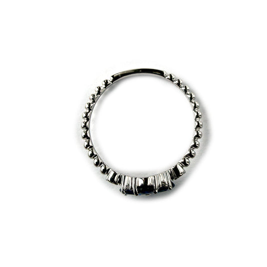 Anillo en blanco 14K con flor de zafiros y diamantes 0.18ctw en aro de bolitas