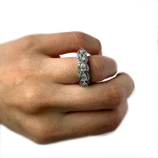 Anillo medio cintillo en oro blanco de 14K con diamantes corte pera con halo de diamantes 1.35ctw