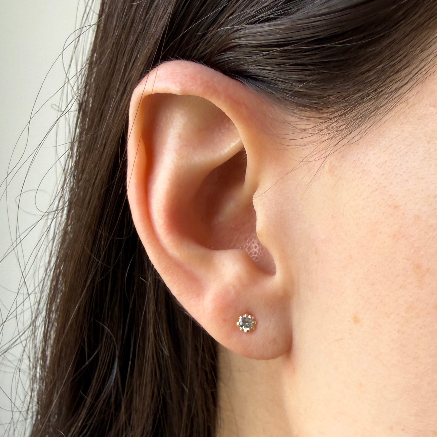 Aretes en oro amarillo 18k con circonita de 8 garritas con tope rosca