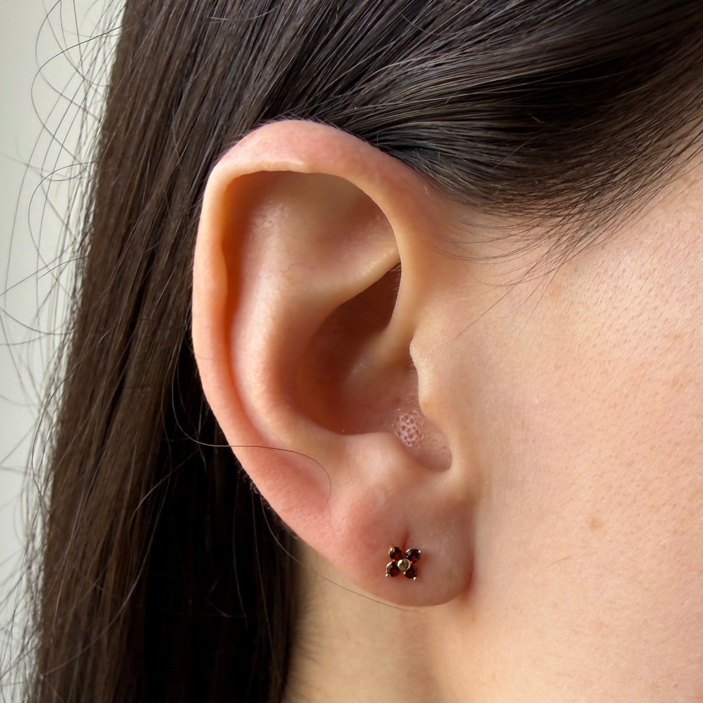 Aretes en oro amarillo 18k con flor de granates con tope rosca
