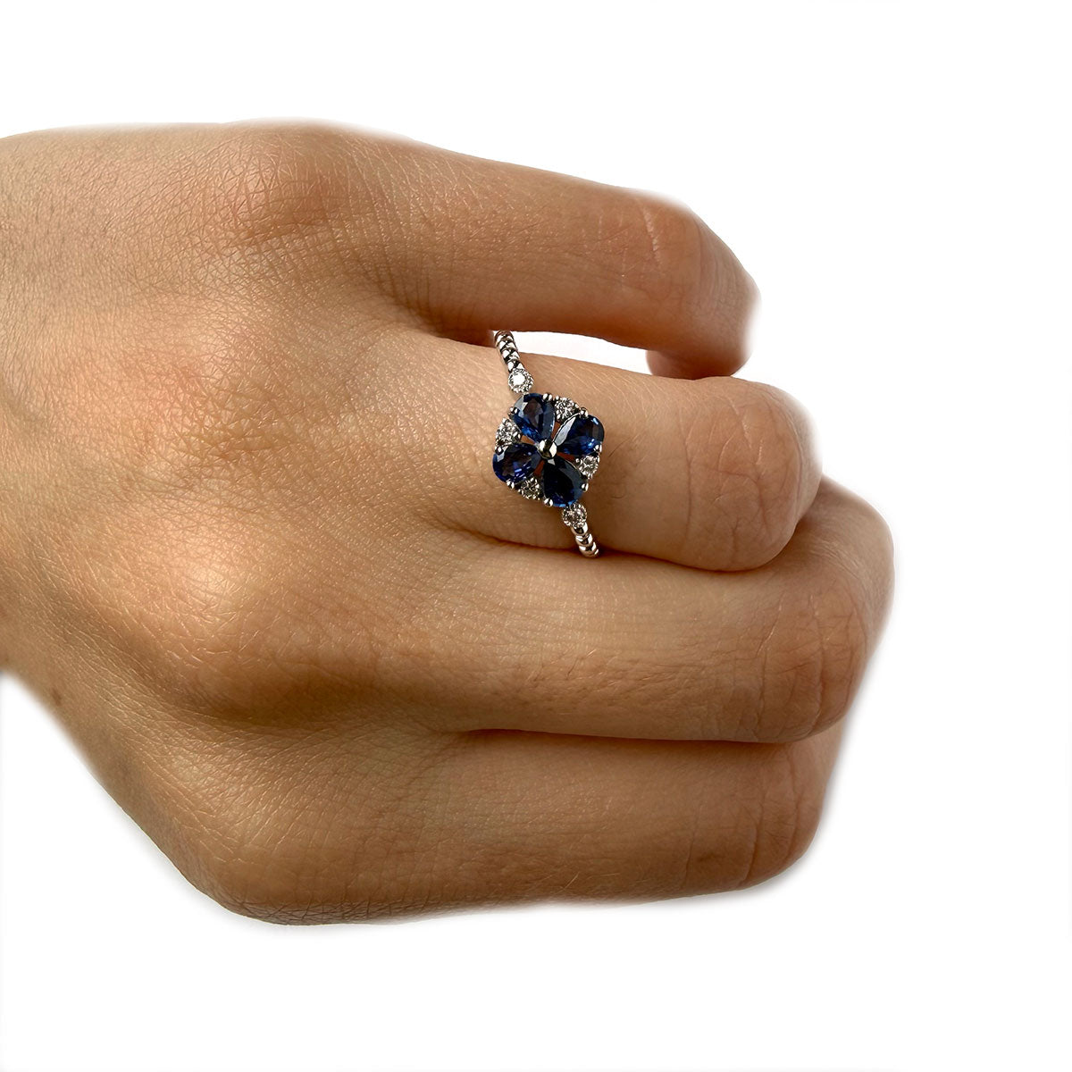 Anillo en blanco 14K con flor de zafiros y diamantes 0.18ctw en aro de bolitas