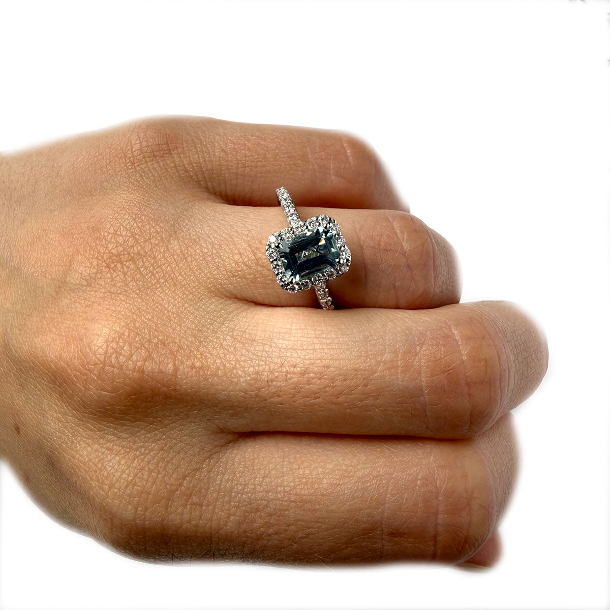 Anillo en oro blanco 14K con aquamarina corte esmeralda y halo de diamantes 0.35ctw