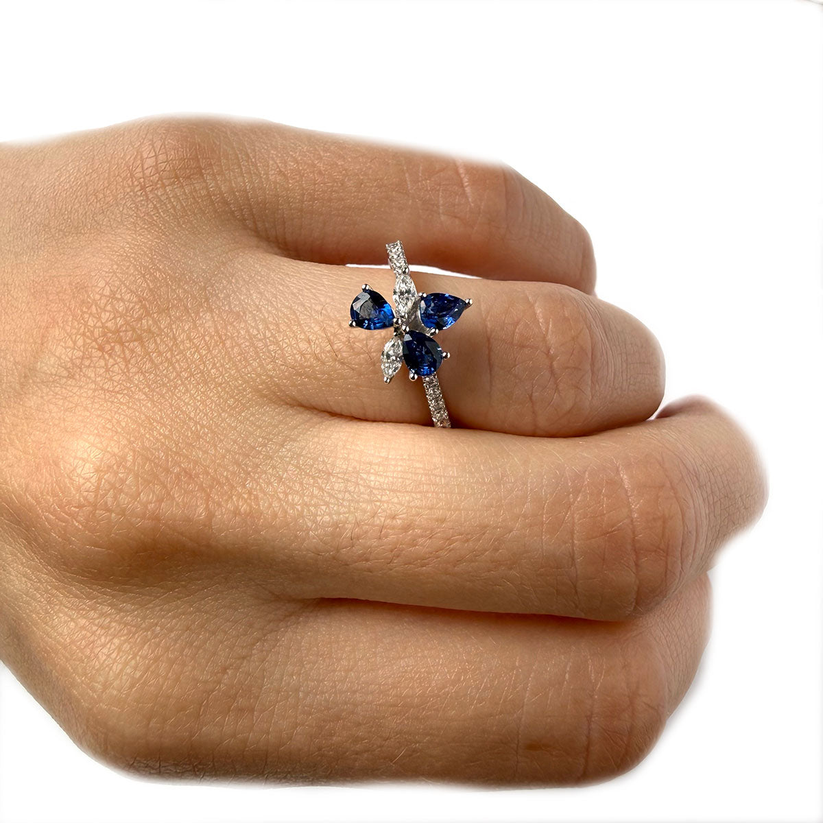 Anillo en oro blanco 14K con cluster de zafiros y diamantes 0.25ctw