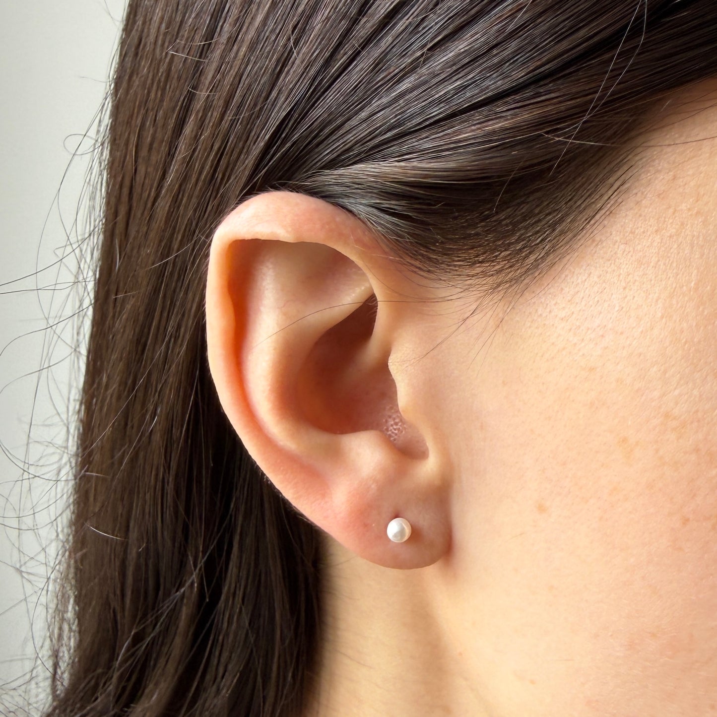 Aretes en oro amarillo 18k con perla 3mm con tope rosca