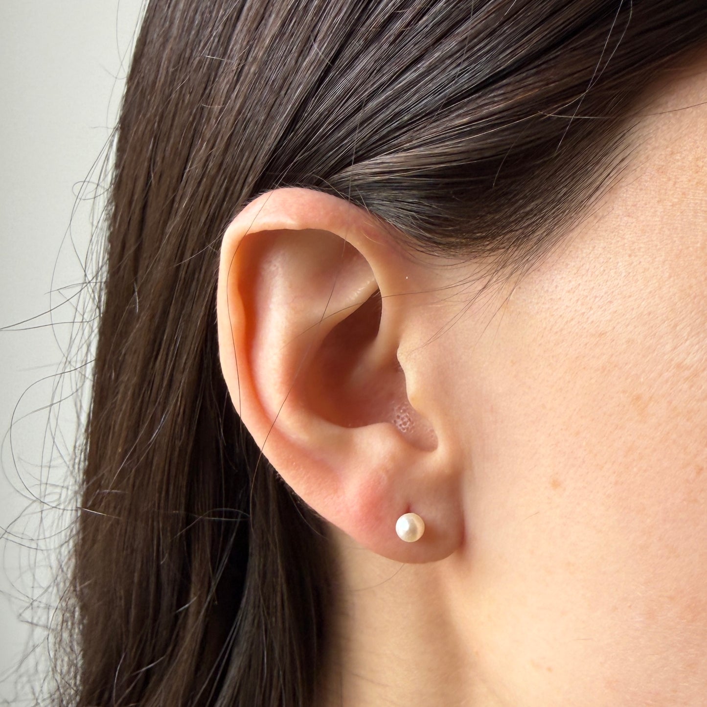 Aretes en oro amarillo 18k con perla 4mm con tope rosca