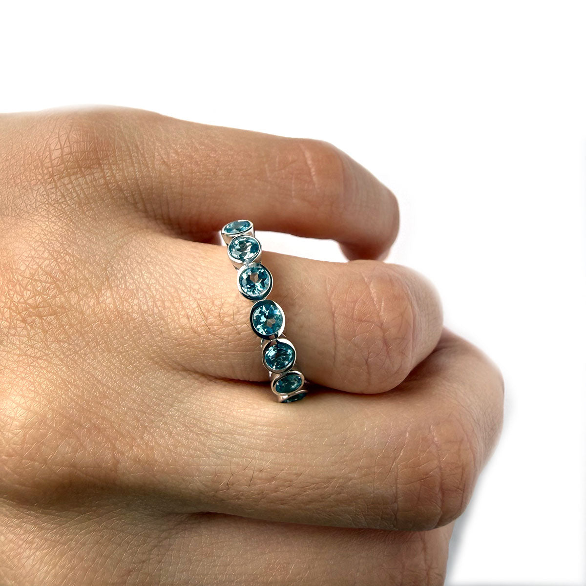 Anillo en oro blanco 10K con topacio azules biselados