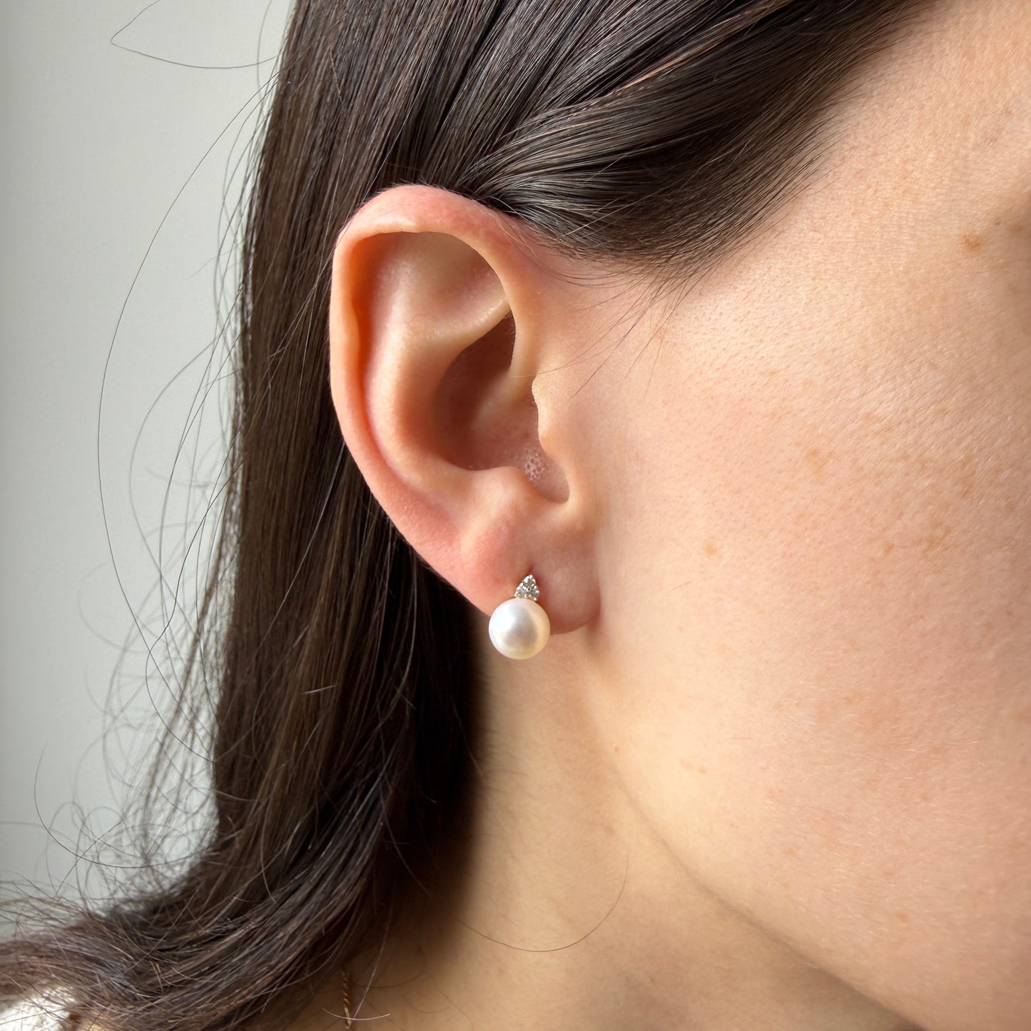 Aretes en oro blanco 10k con perla y 3 diamantes 0.06ctw