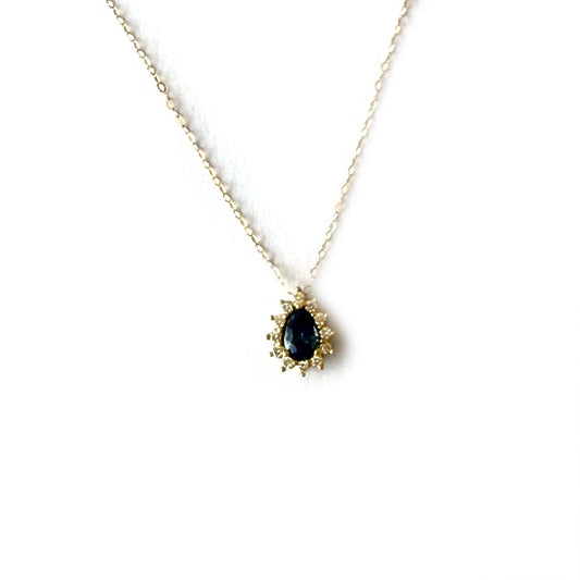 Collar en oro amarillo 14k con zafiro azul corte pera y halo de diamantes 0.20ctw