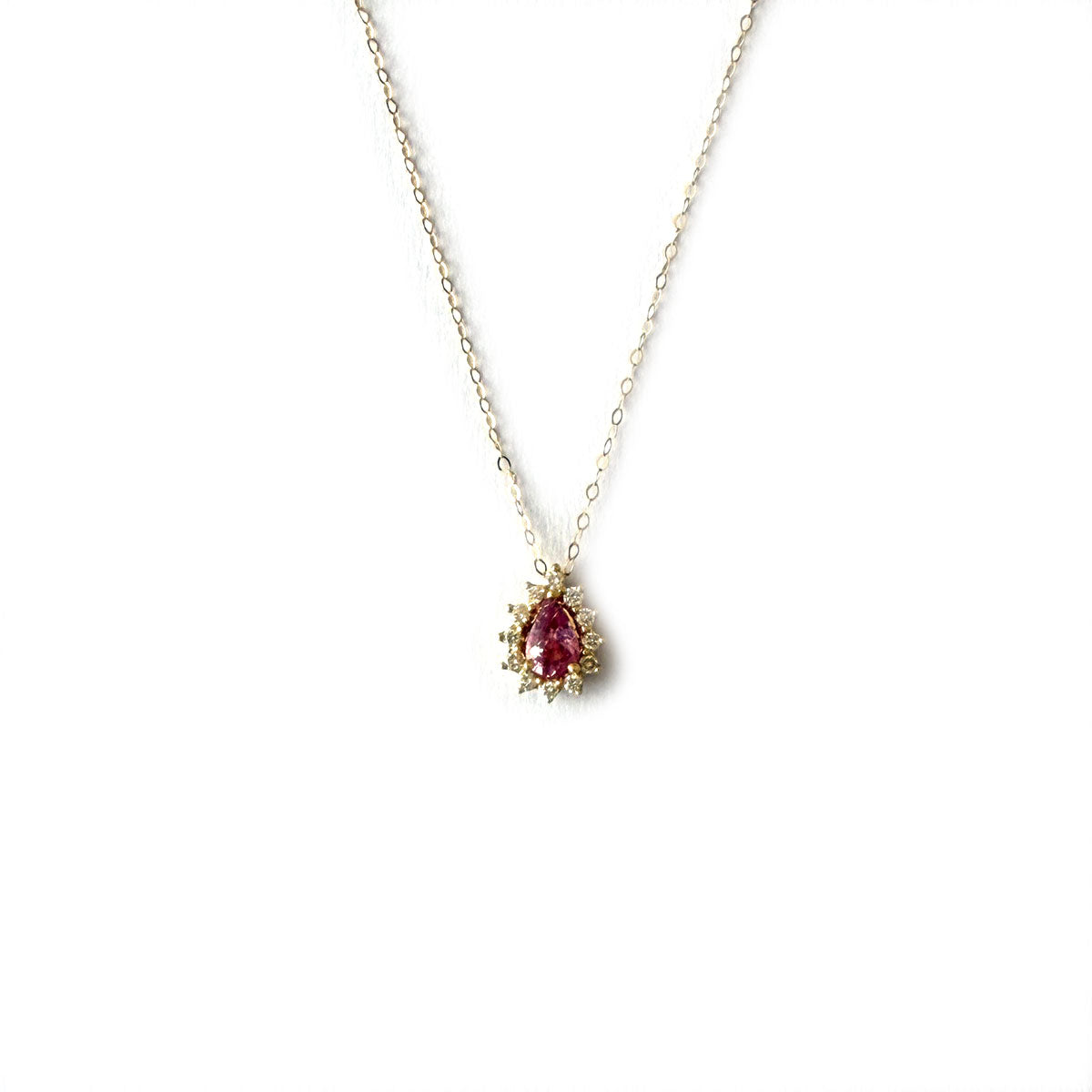 Collar en oro amarillo 14k con zafiro rosado corte pera y halo de diamantes 0.20ctw
