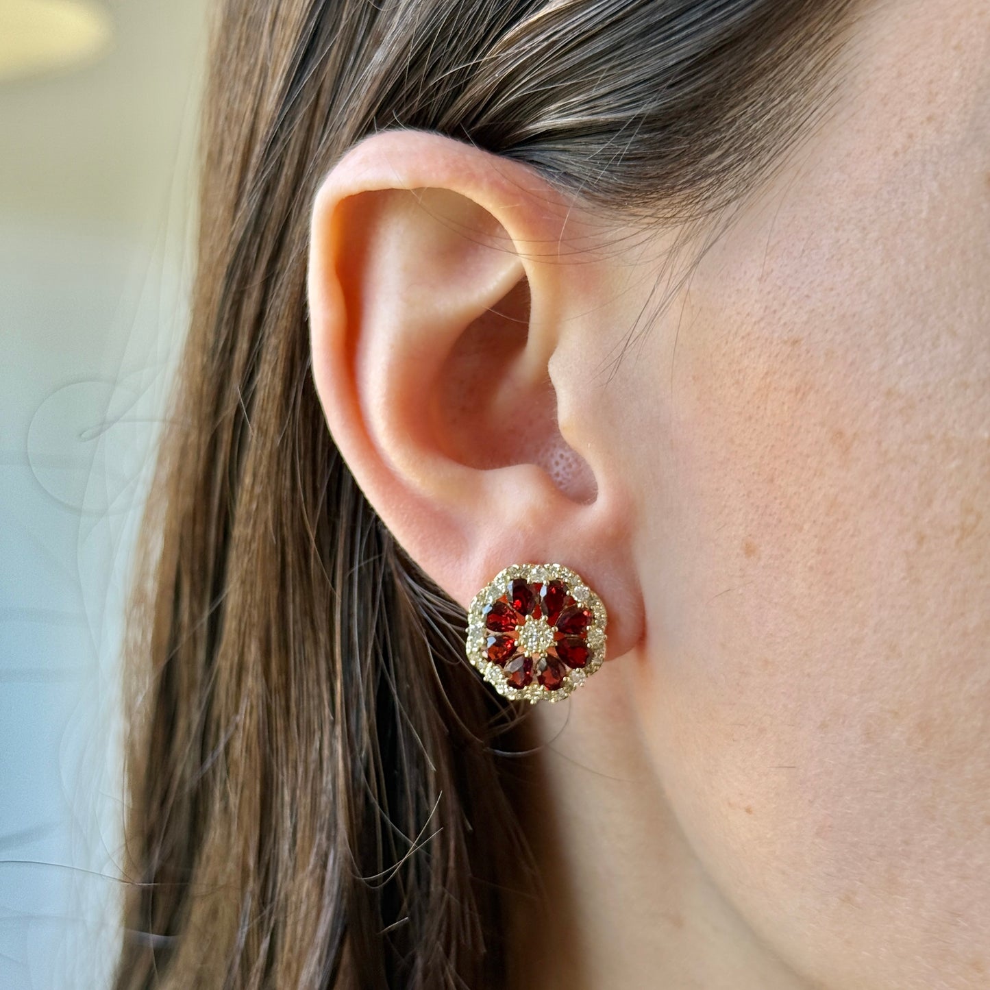 Aretes flor de granate y diamantes 0.75ctw  en oro amarillo 10k