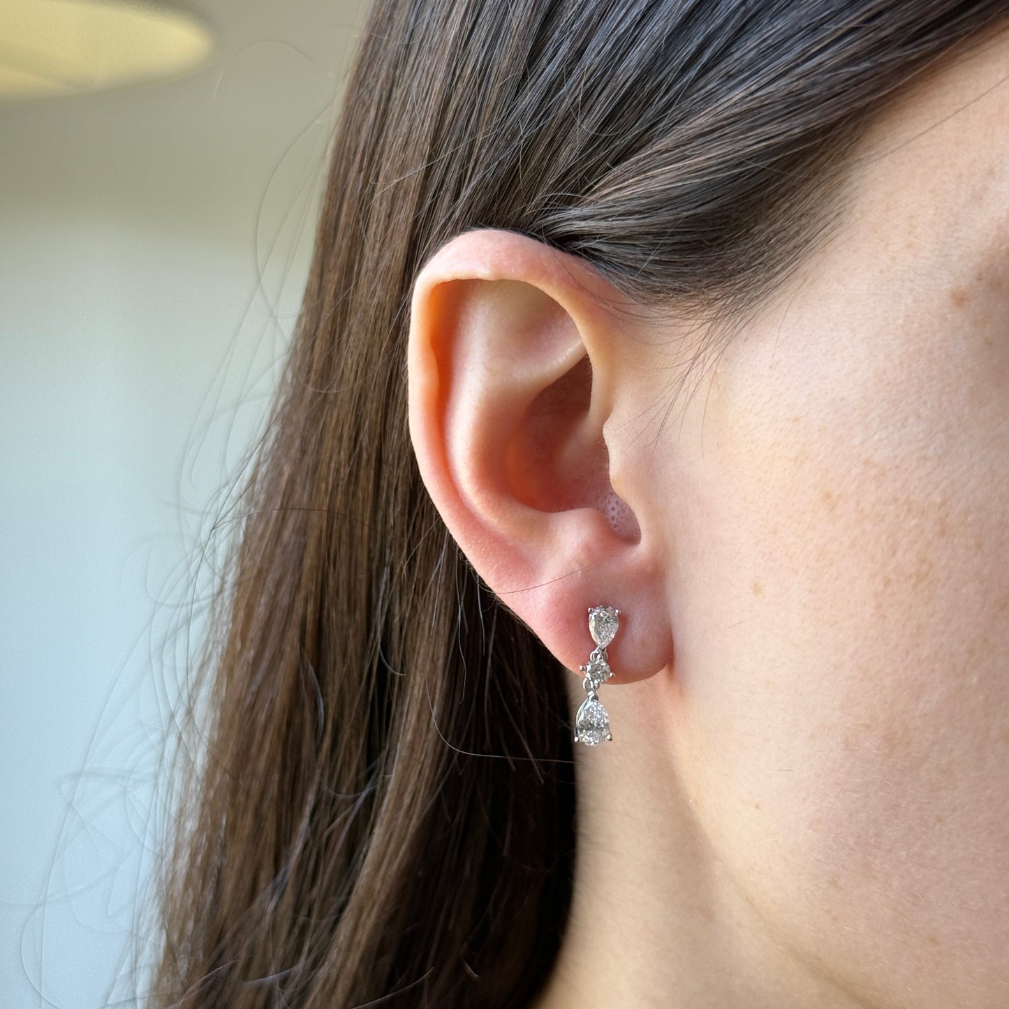 Aretes en oro blanco 14k con diamantes corte pera y redondo de laboratorio 1.50ctw