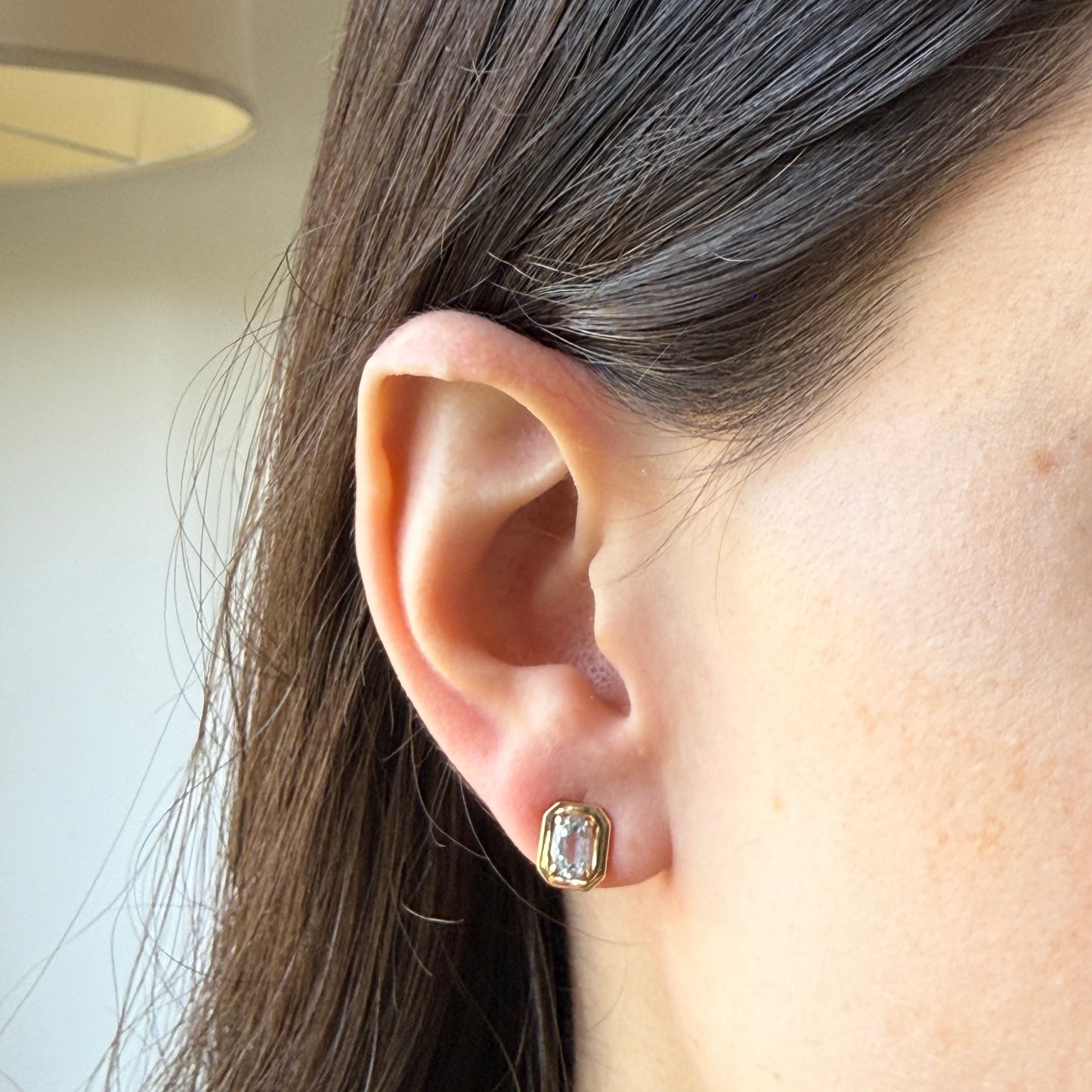 Aretes en oro amarillo 14k rectangulares con aquamarina ovalada y tope rosca