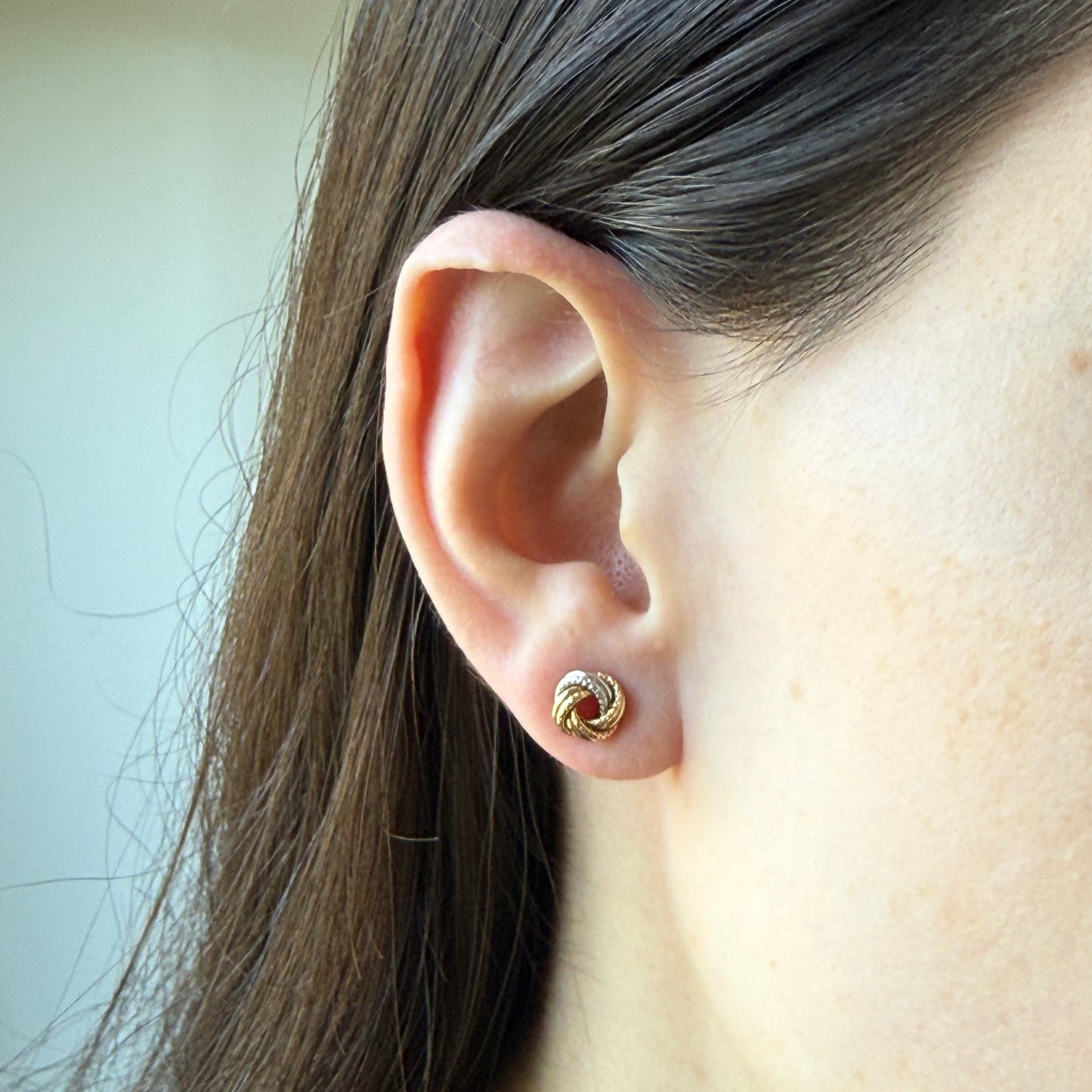Aretes nudo de 3 oros con aros dobles con textura en oro 14k