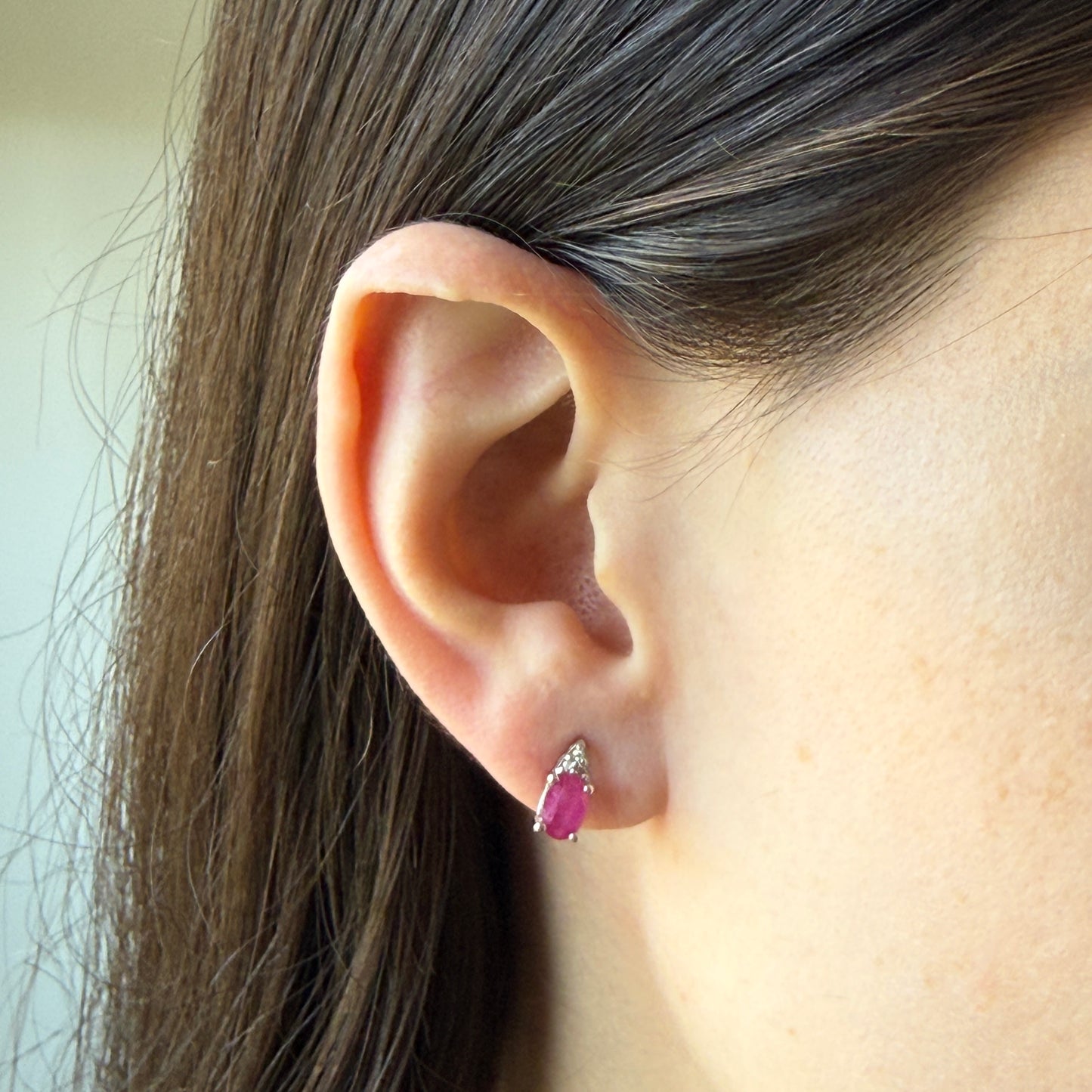 Aretes en oro blanco 10k con rubí ovalado y 3 diamantes 0.03ctw