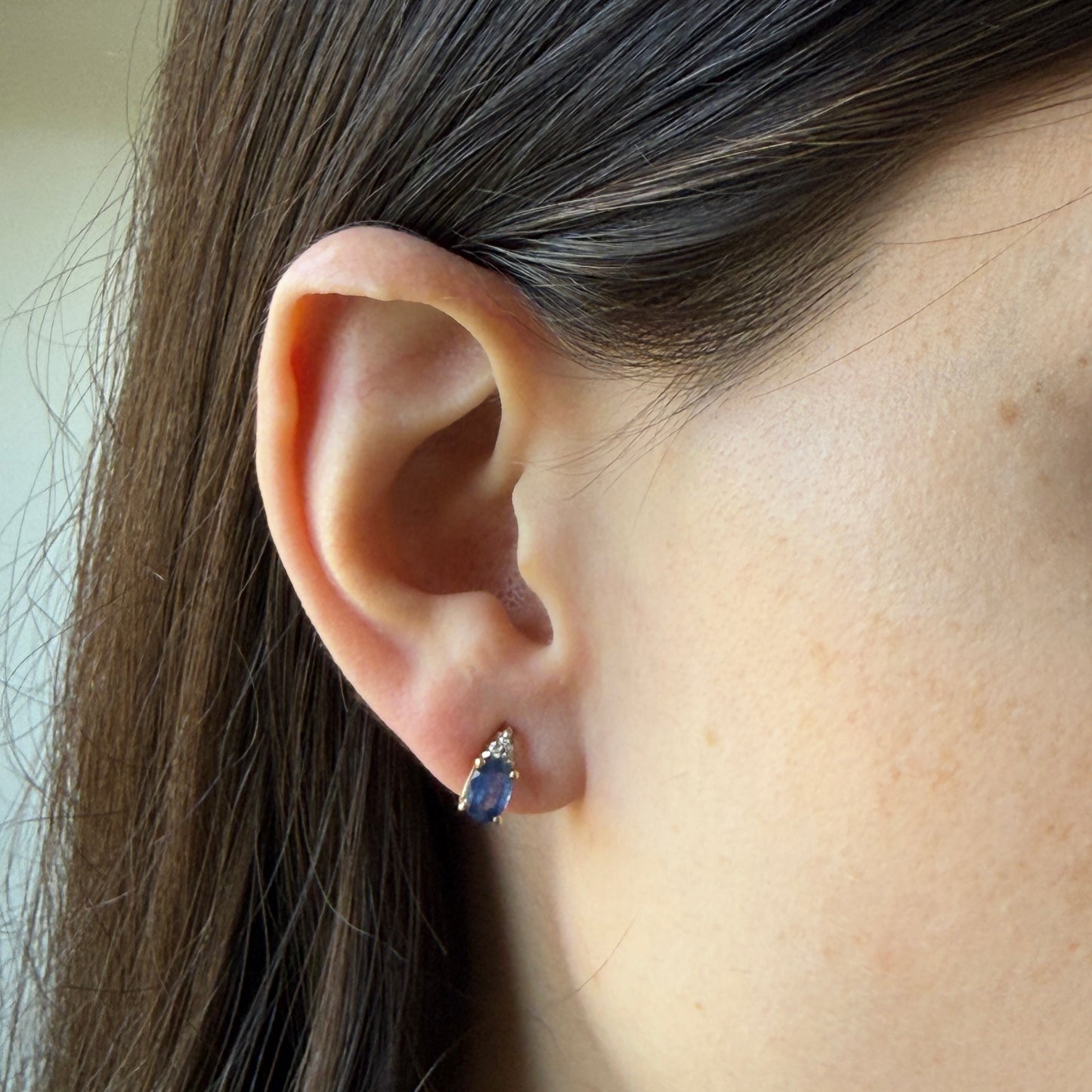 Aretes en oro amarillo 10k con zafiro ovalado y 3 diamantes 0.03ctw