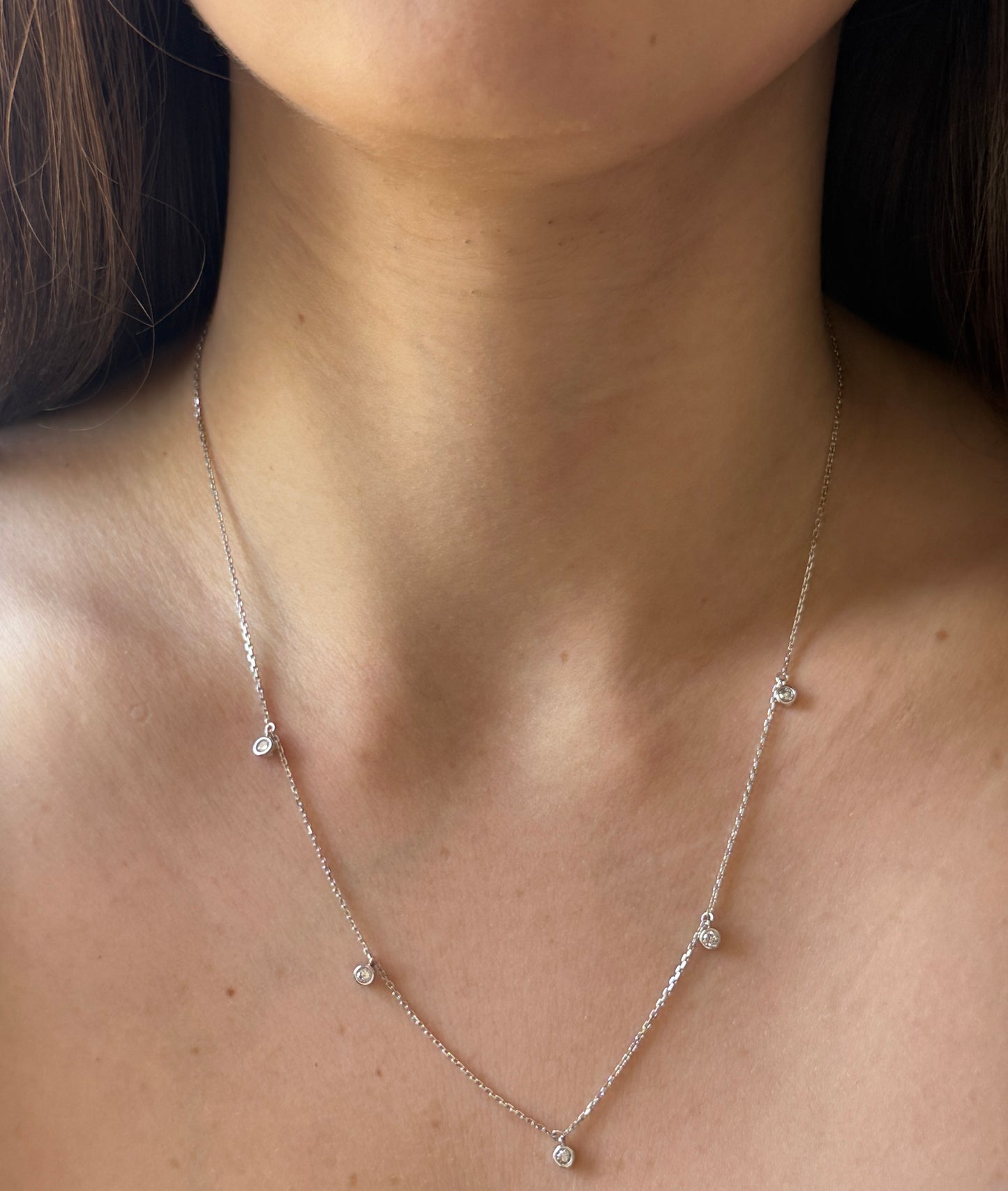 Collar de oro blanco 10k con diamantes biselados colgantes 0.25ctw