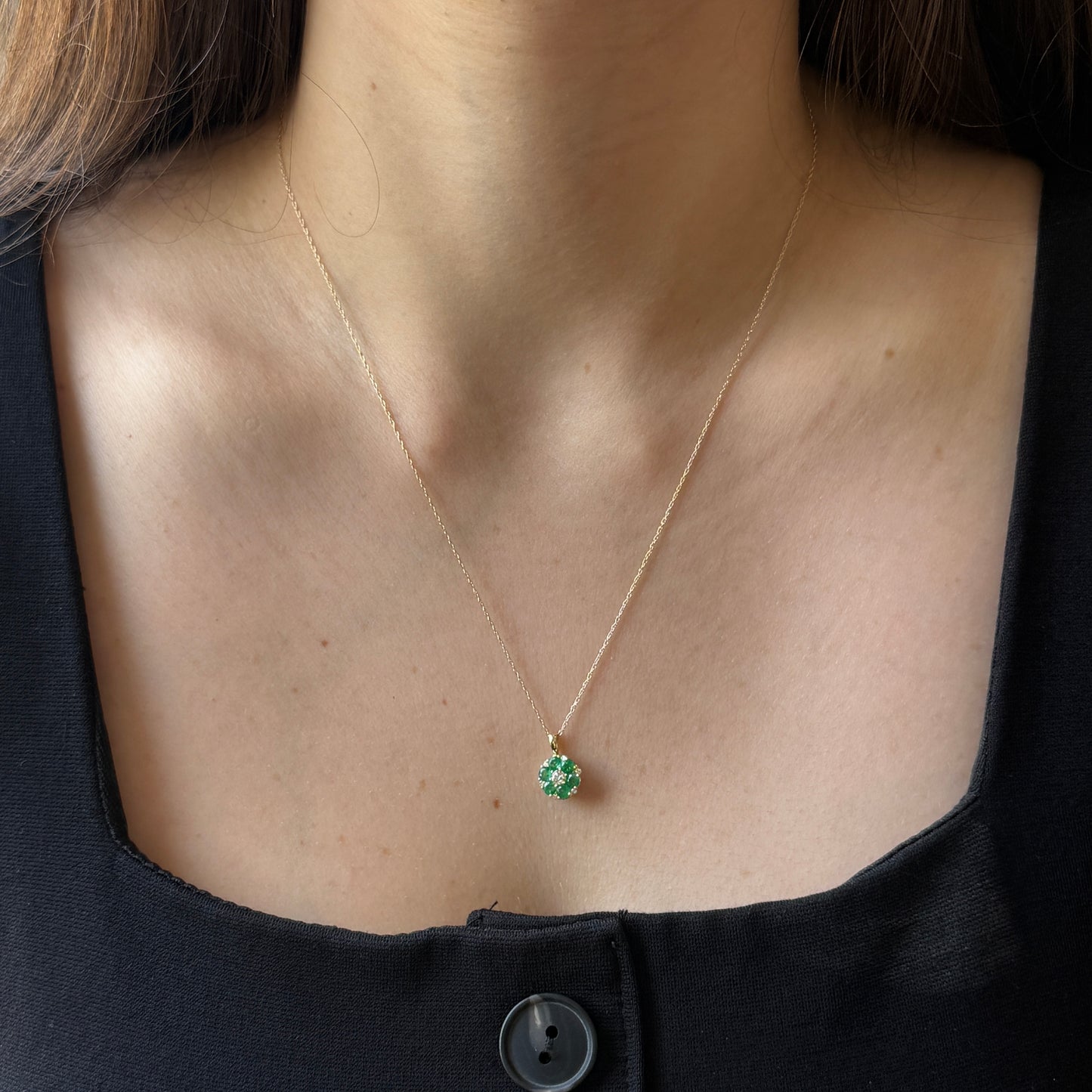 Collar de oro amarillo 10k con dije de flor de esmeraldas y diamantes 0.20ctw