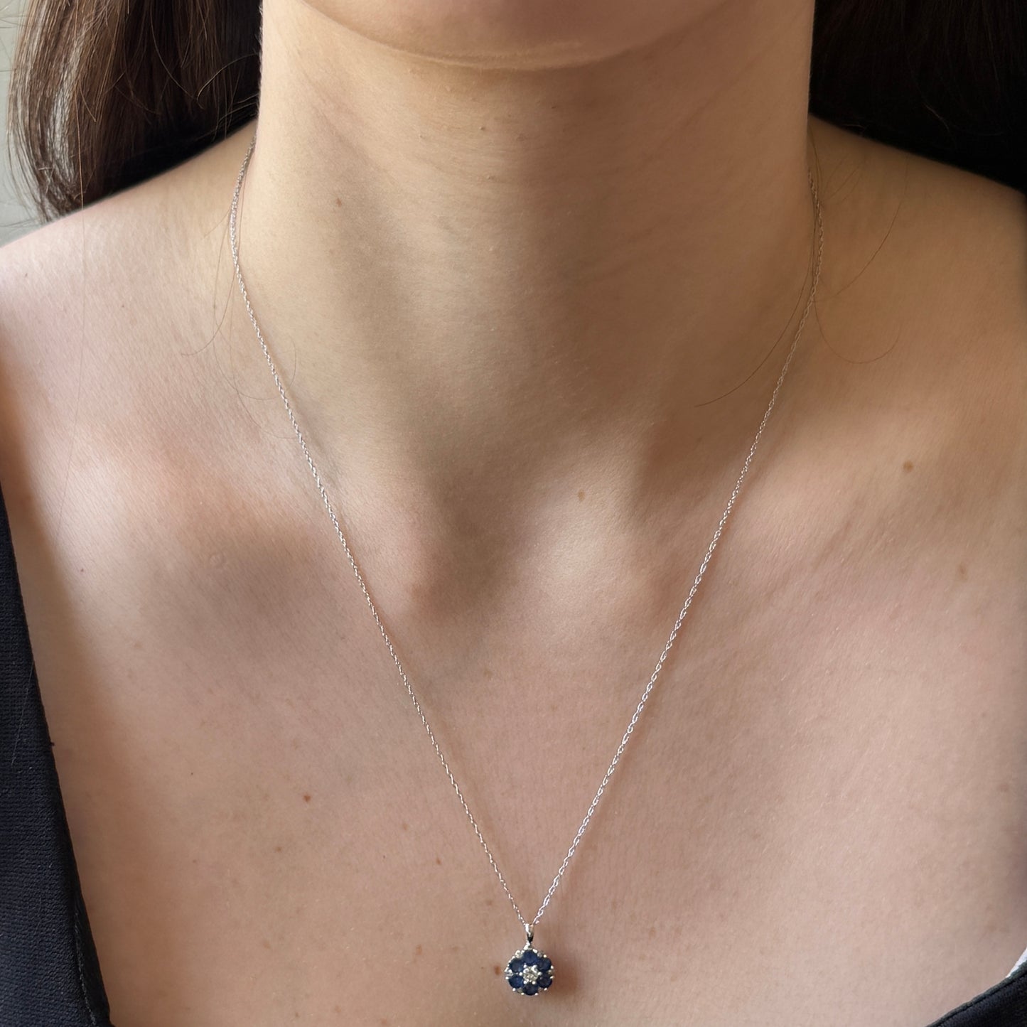 Collar de oro blanco 10k con dije de flor de zafiros y diamantes 0.20ctw