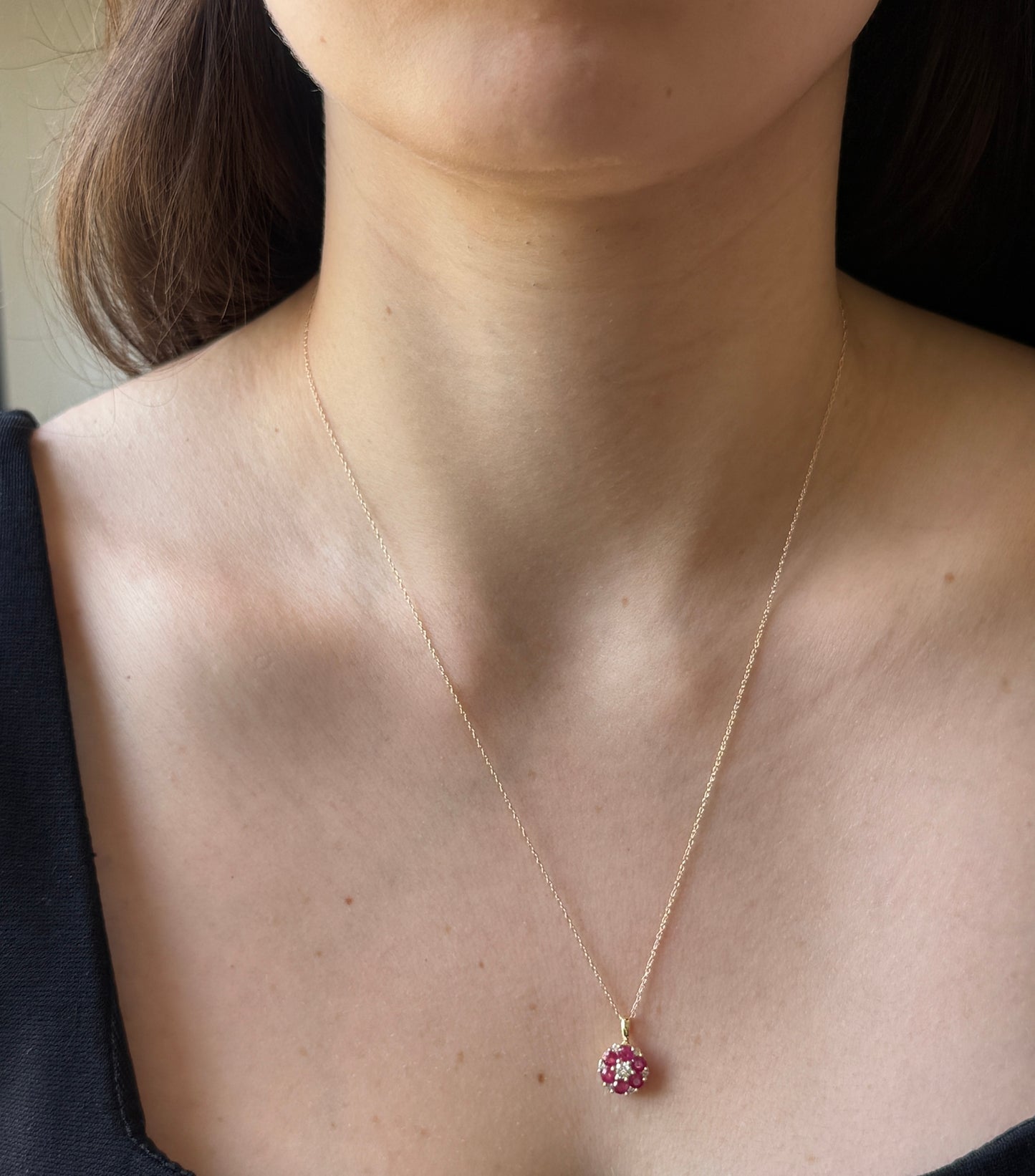 Collar de oro amarillo 10k con dije de flor de rubíes y diamantes 0.20ctw