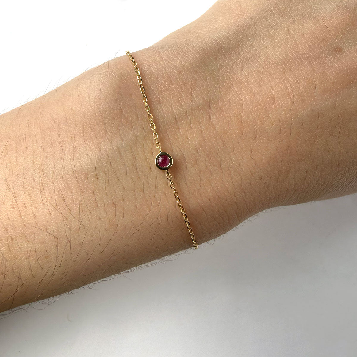 Pulsera de oro amarillo 10K con Rubí biselado