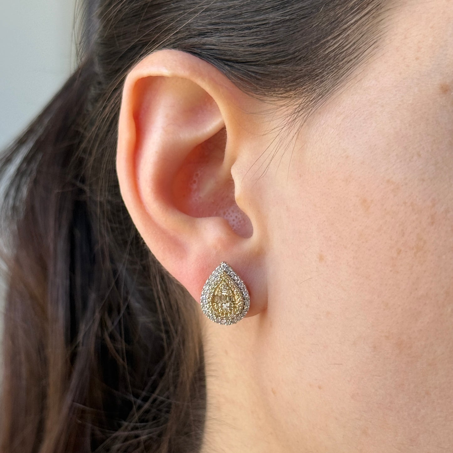 Aretes en oro amarillo 14k en forma de gota con diamantes blancos y amarillos 0.50ctw