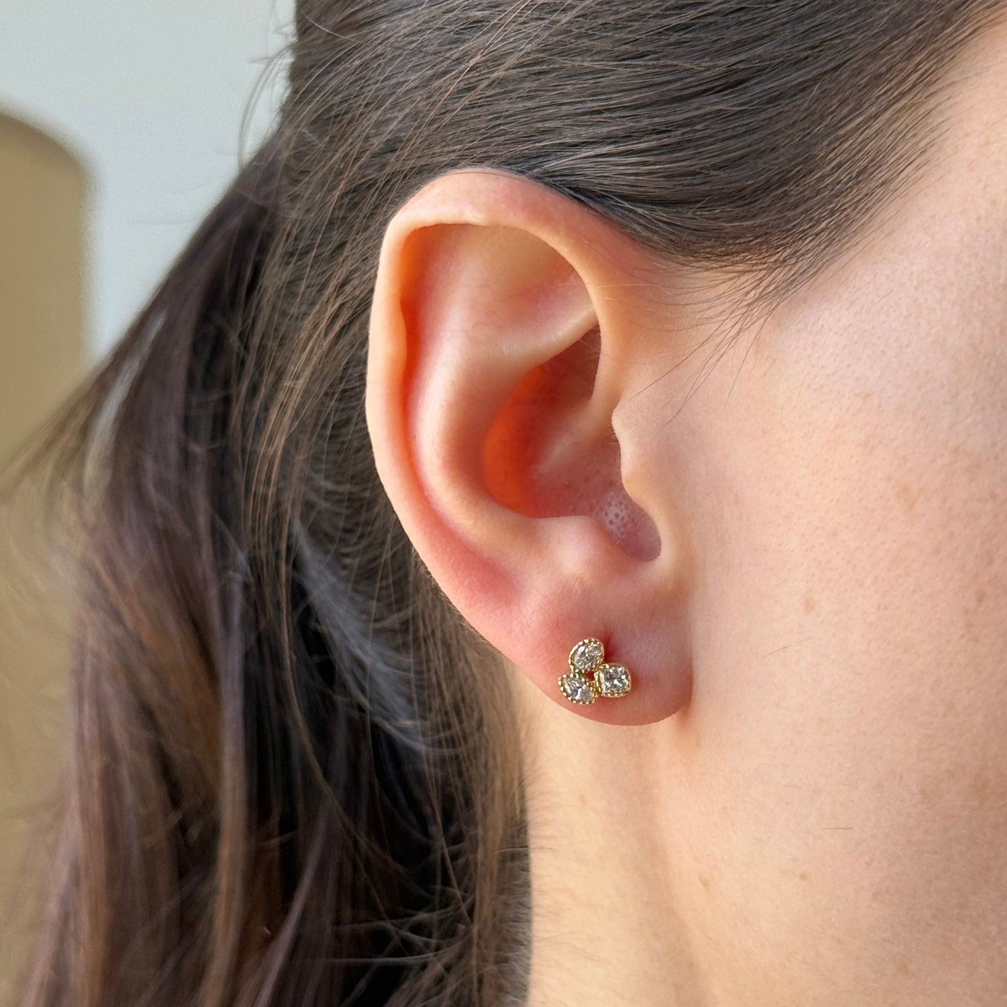 Aretes stud en oro amarillo 14k con diamante princesa, ovalado y marquesa de laboratorio 0.41ctw
