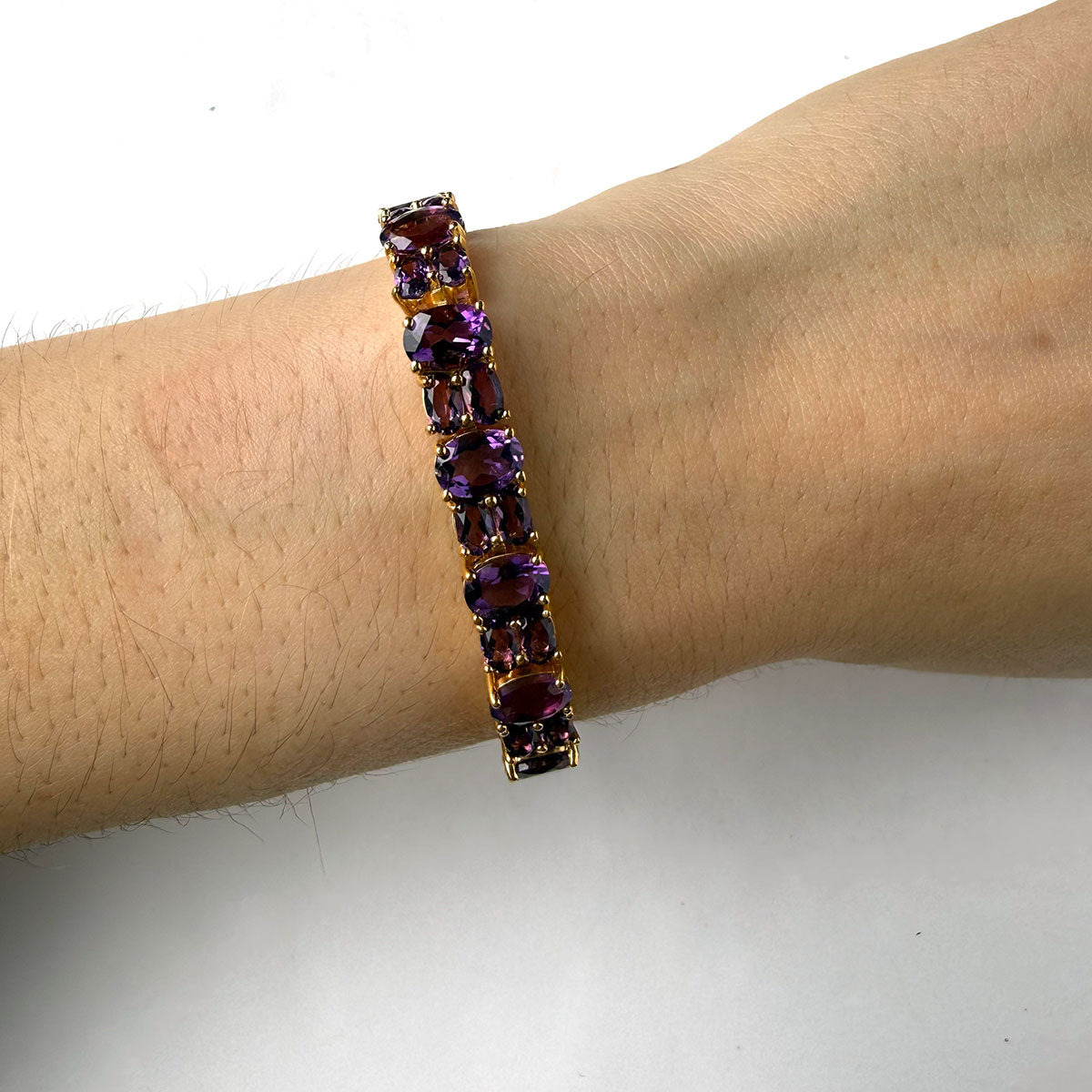 Pulsera de plata con baño de oro amarillo y amatistas ovaladas