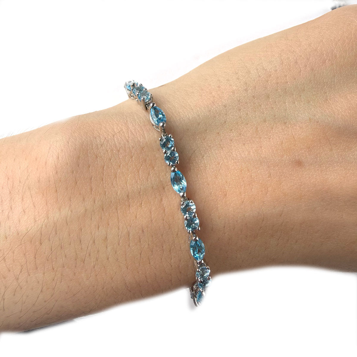 Pulsera de plata con topacios azules redondos y marquesa