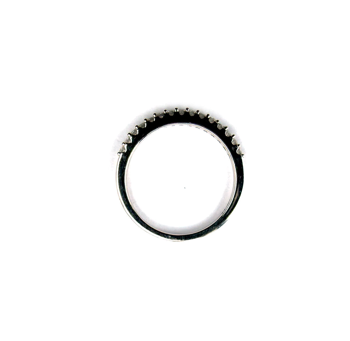 Anillo medio cintillo en oro blanco 10K con diamantes 0.25ctw