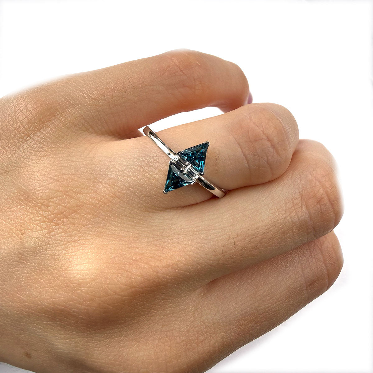 Anillo en oro blanco 14K con triángulos de topacio london blue y diamantes 0.12ctw