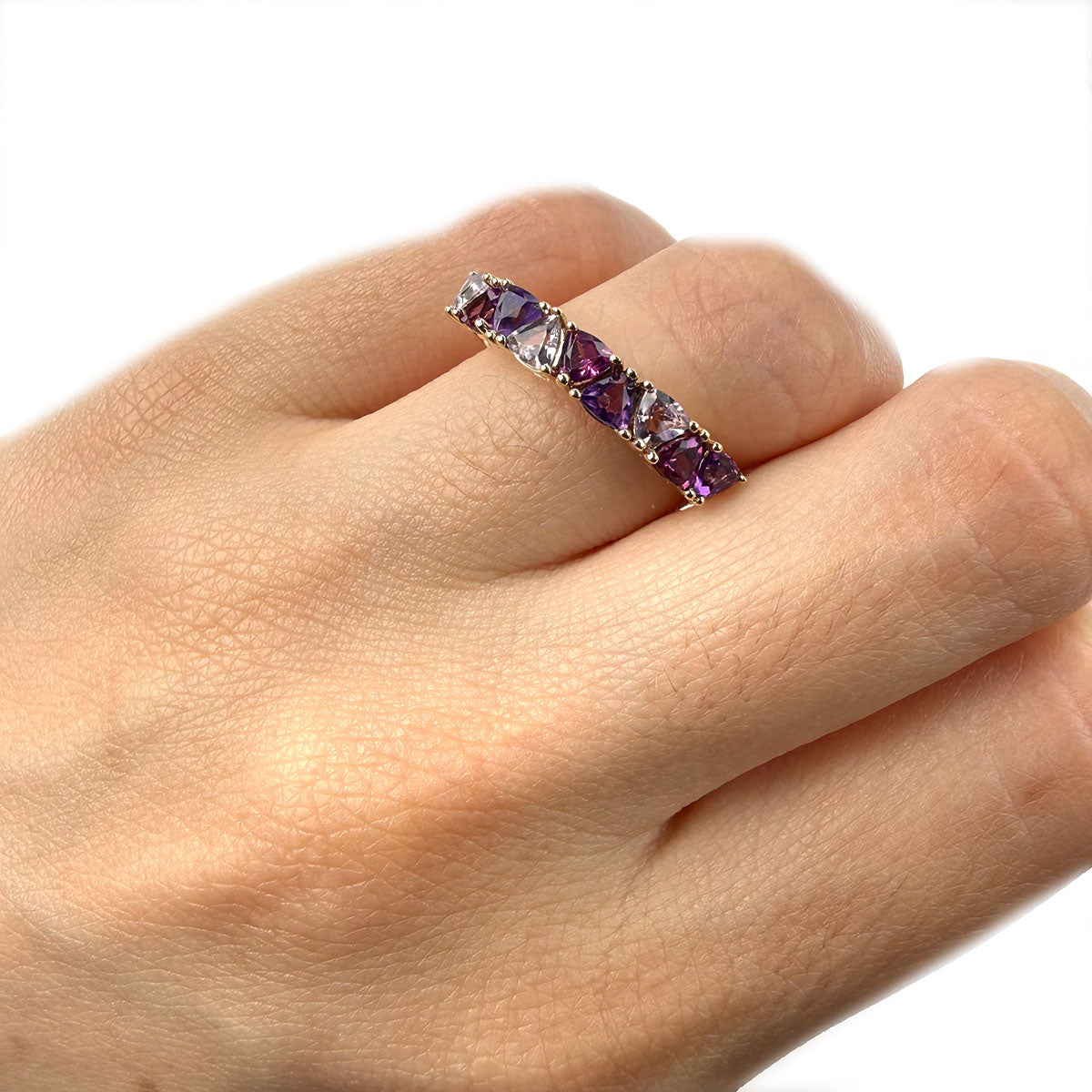 Anillo en oro amarillo 10K con amatistas y granates