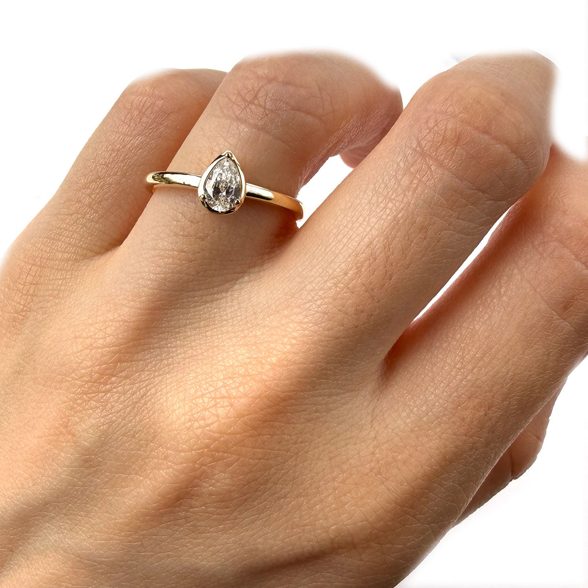 Anillo en oro amarillo 14K con diamante corte pera 0.33ctw