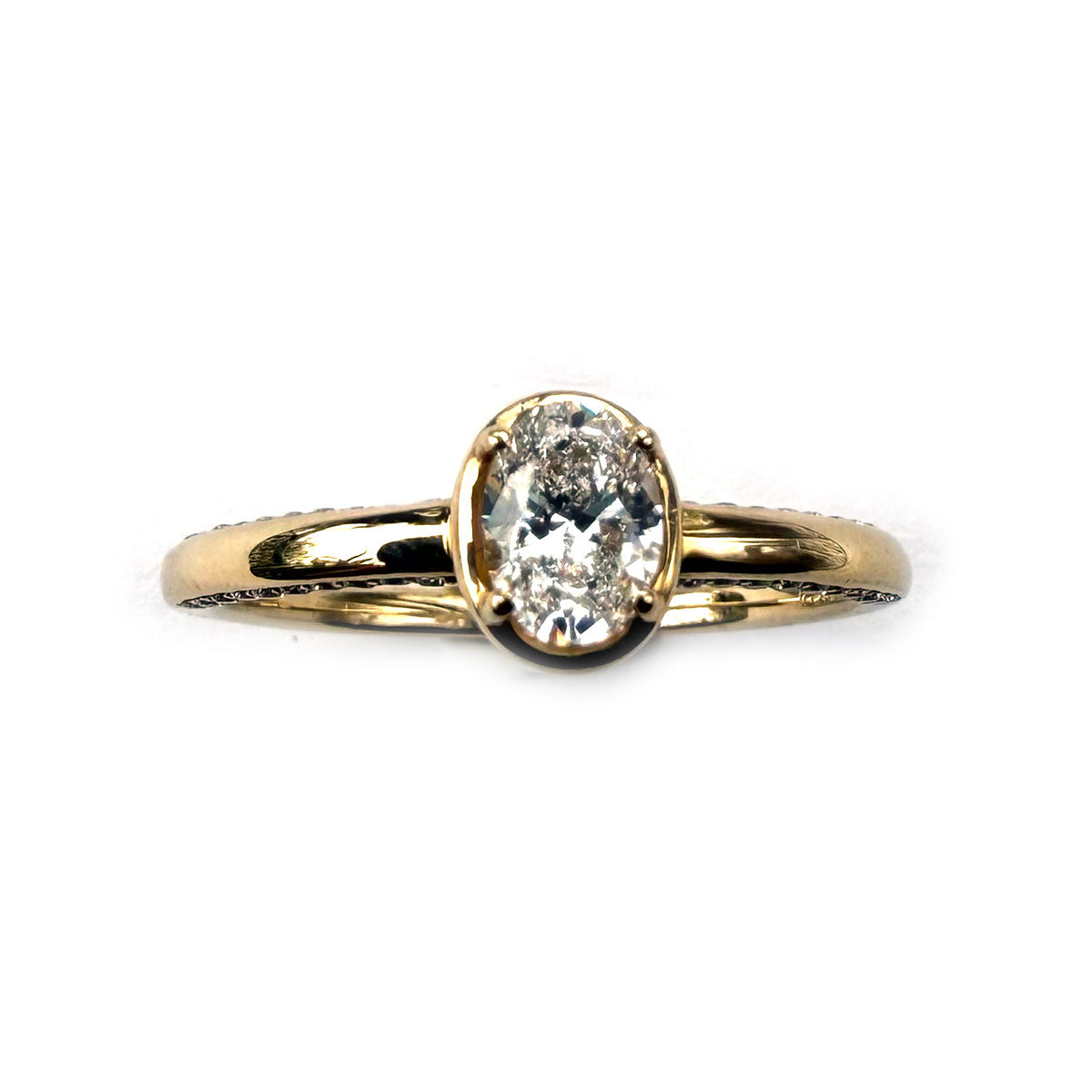 Anillo en oro amarillo 14K con diamante ovalado y diamantes en el aro 0.50ctw