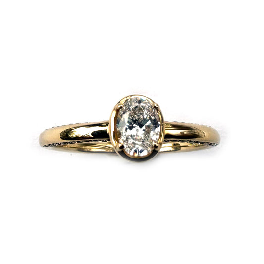 Anillo en oro amarillo 14K con diamante ovalado y diamantes en el aro 0.50ctw