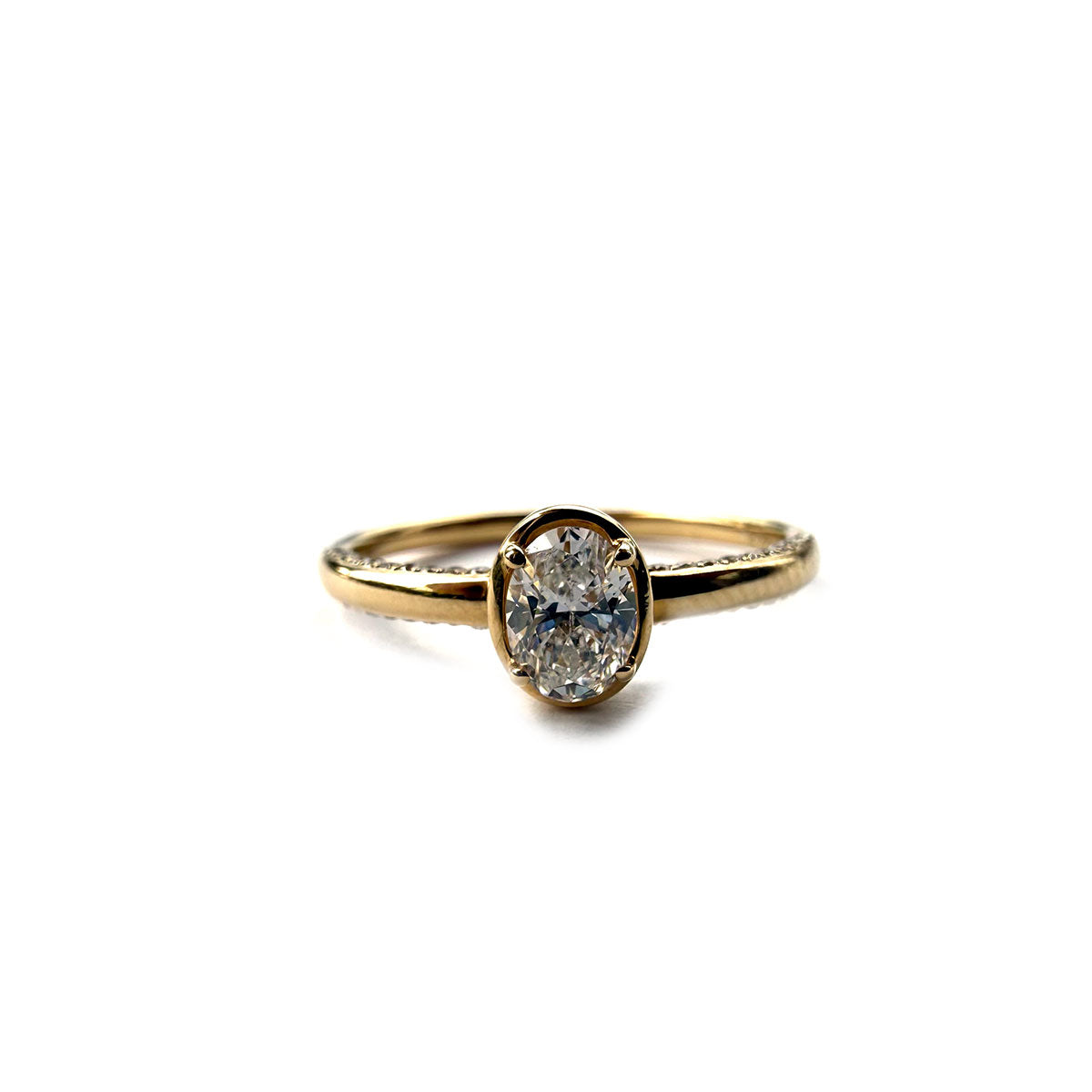 Anillo en oro amarillo 14K con diamante ovalado y diamantes en el aro 0.50ctw