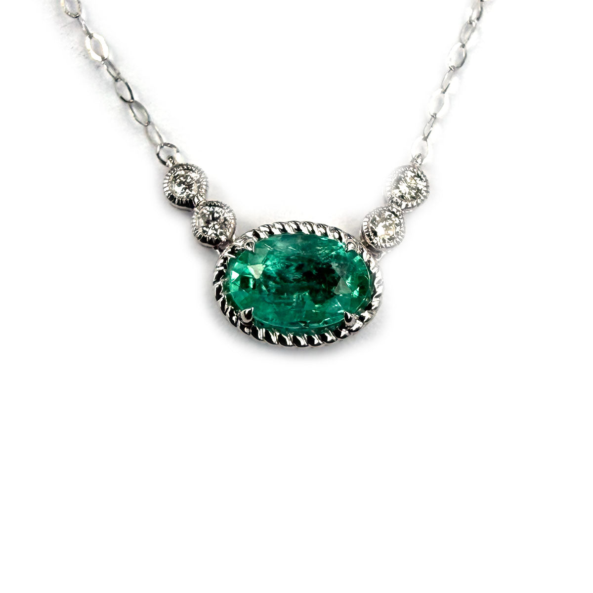 Collar en oro blanco 14K con esmeralda ovalada y diamantes biselados