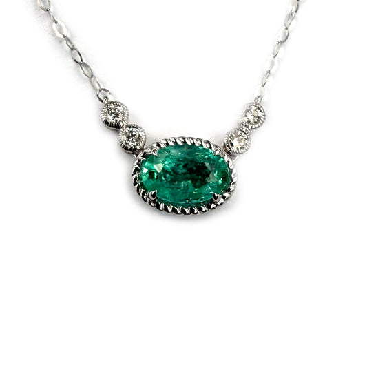 Collar en oro blanco 14K con esmeralda ovalada y diamantes biselados