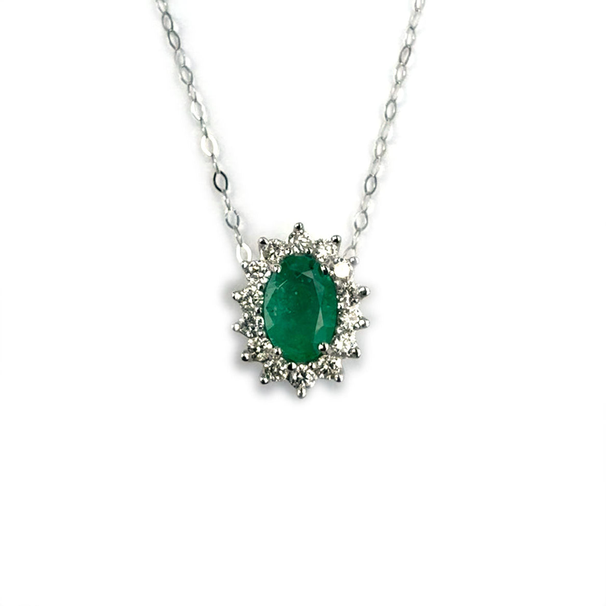 Collar en oro blanco 14K con esmeralda ovalada y halo de diamantes 0.20ctw