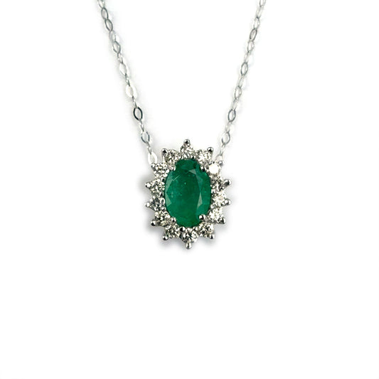 Collar en oro blanco 14K con esmeralda ovalada y halo de diamantes 0.20ctw