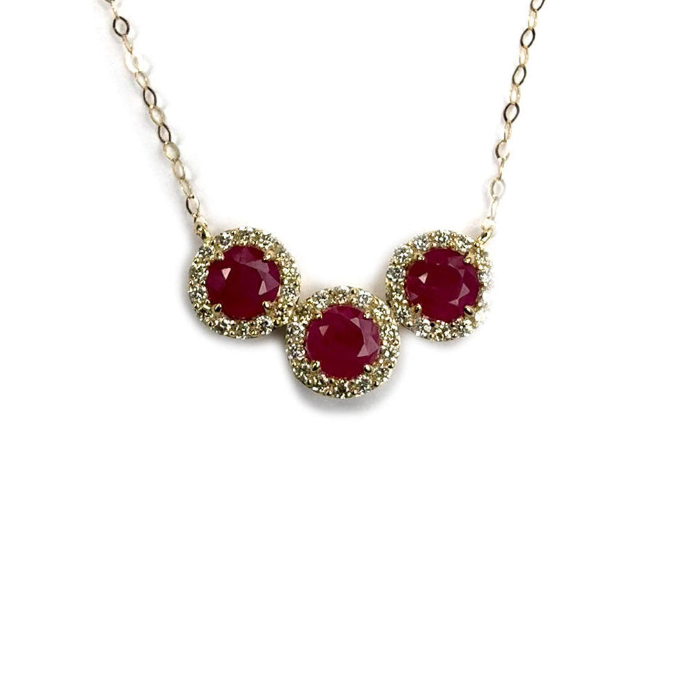 Collar en oro amarillo 14K con rubíes redondos y halo de diamantes 0.25ctw