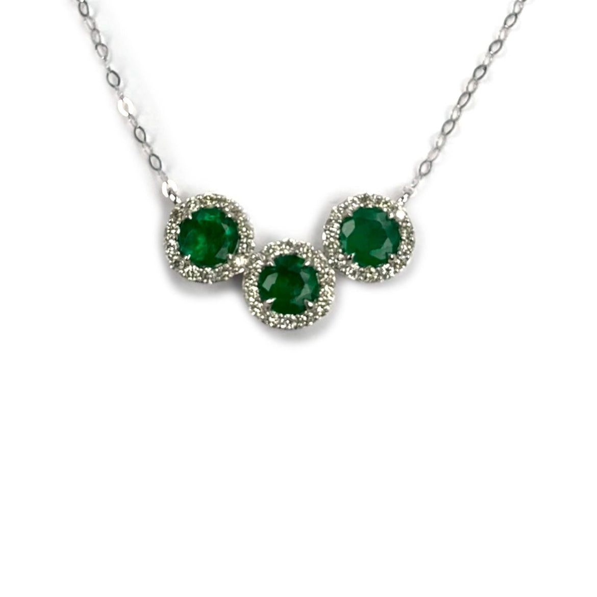 Collar en oro blanco 14K con esmeraldas redondas y halo de diamantes 0.25ctw