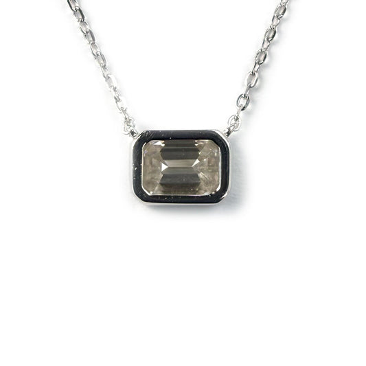 Collar en plata con dije de moissanita corte esmeralda