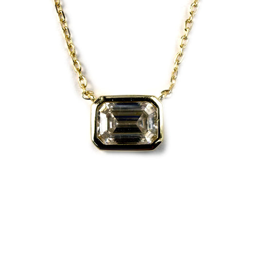 Collar en plata con baño de oro amarillo con dije de moissanita corte esmeralda