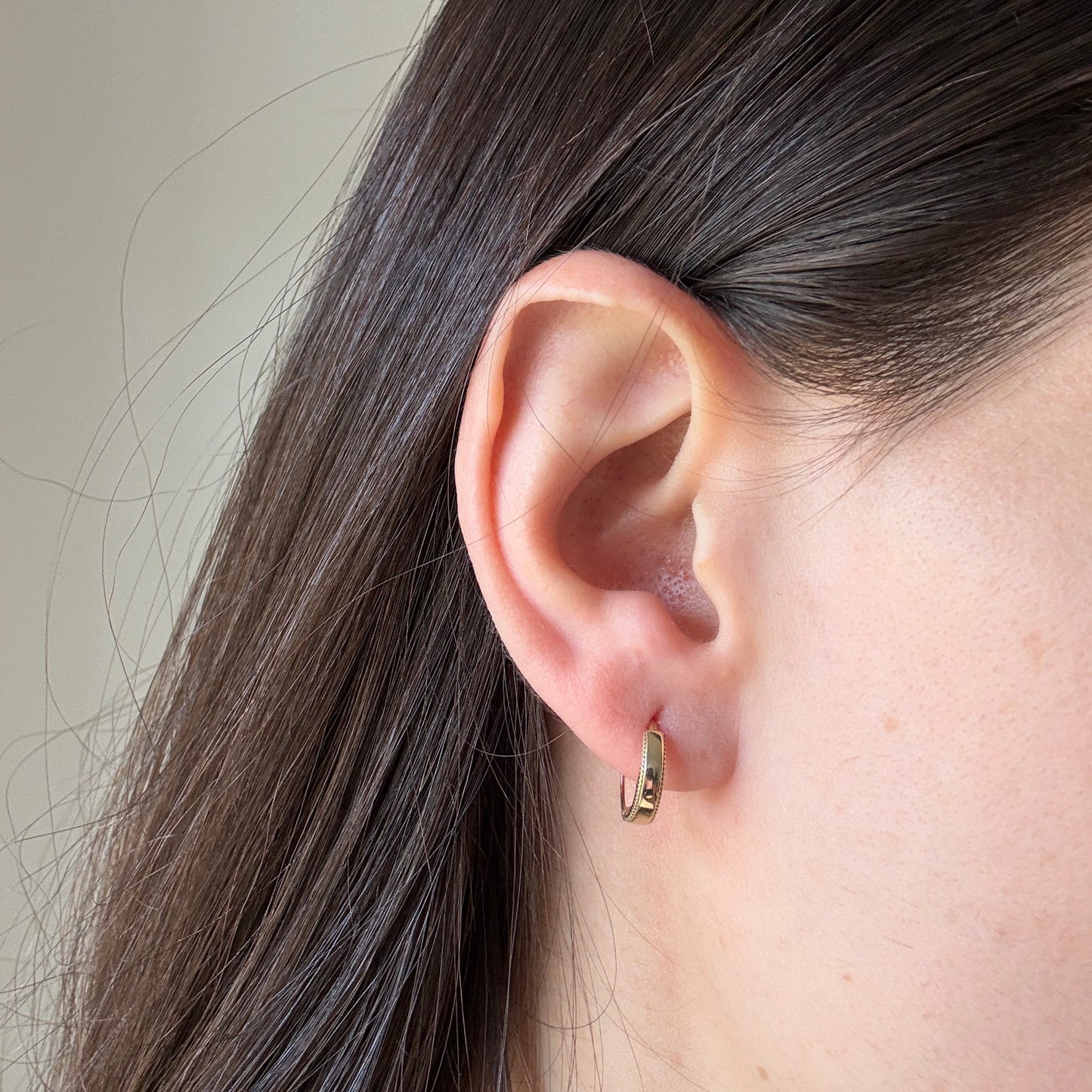 Argollas planas de oro amarillo 14K con borde de puntitos
