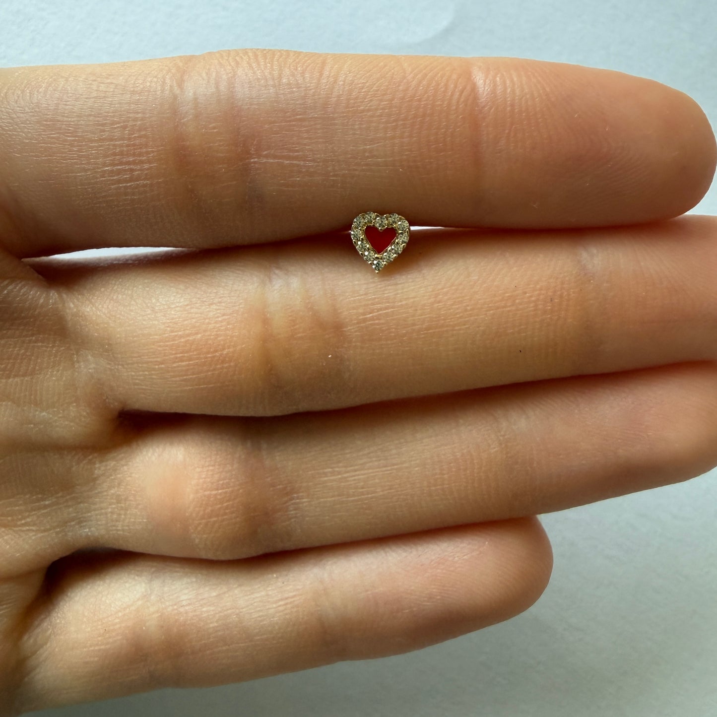 Arete de corazón esmaltado con halo de circonitas en oro amarillo 14k
