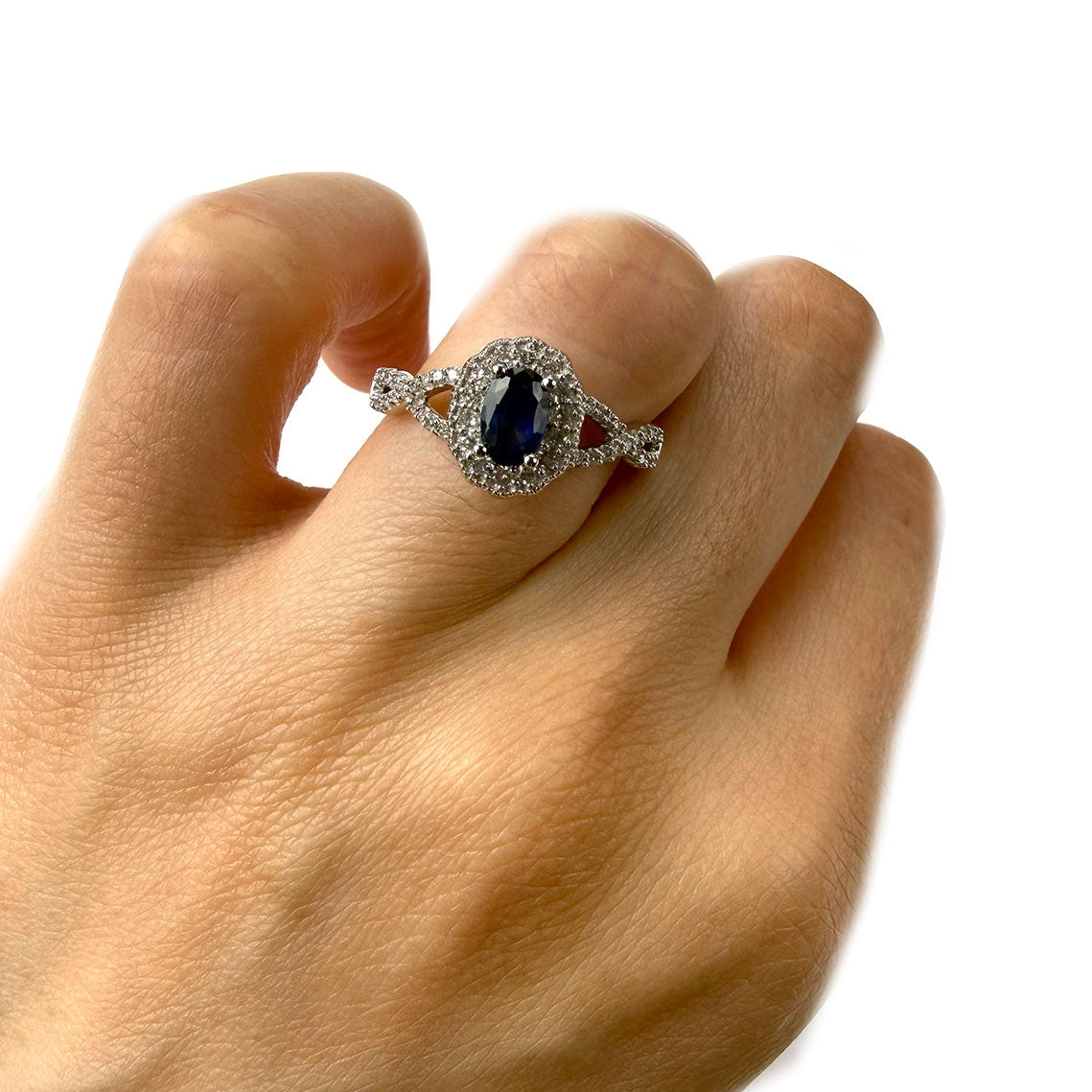 Anillo en oro blanco 14K con zafiro ovalado y diamantes 0.25ctw