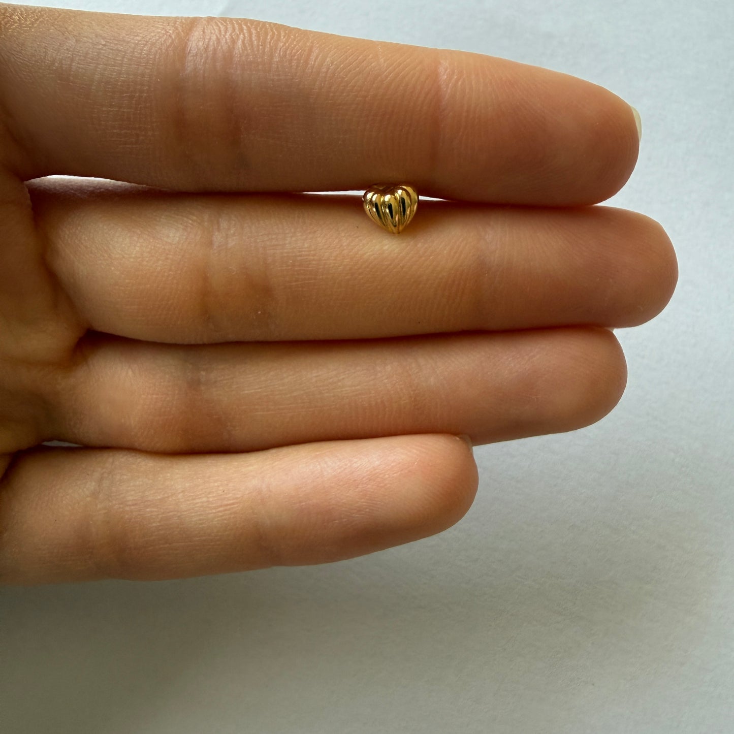 Arete en oro amarillo 18k de corazón de rayitas