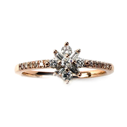 Anillo en oro rosa 10K con flor de diamantes redondos y baguettes 0.25ctw